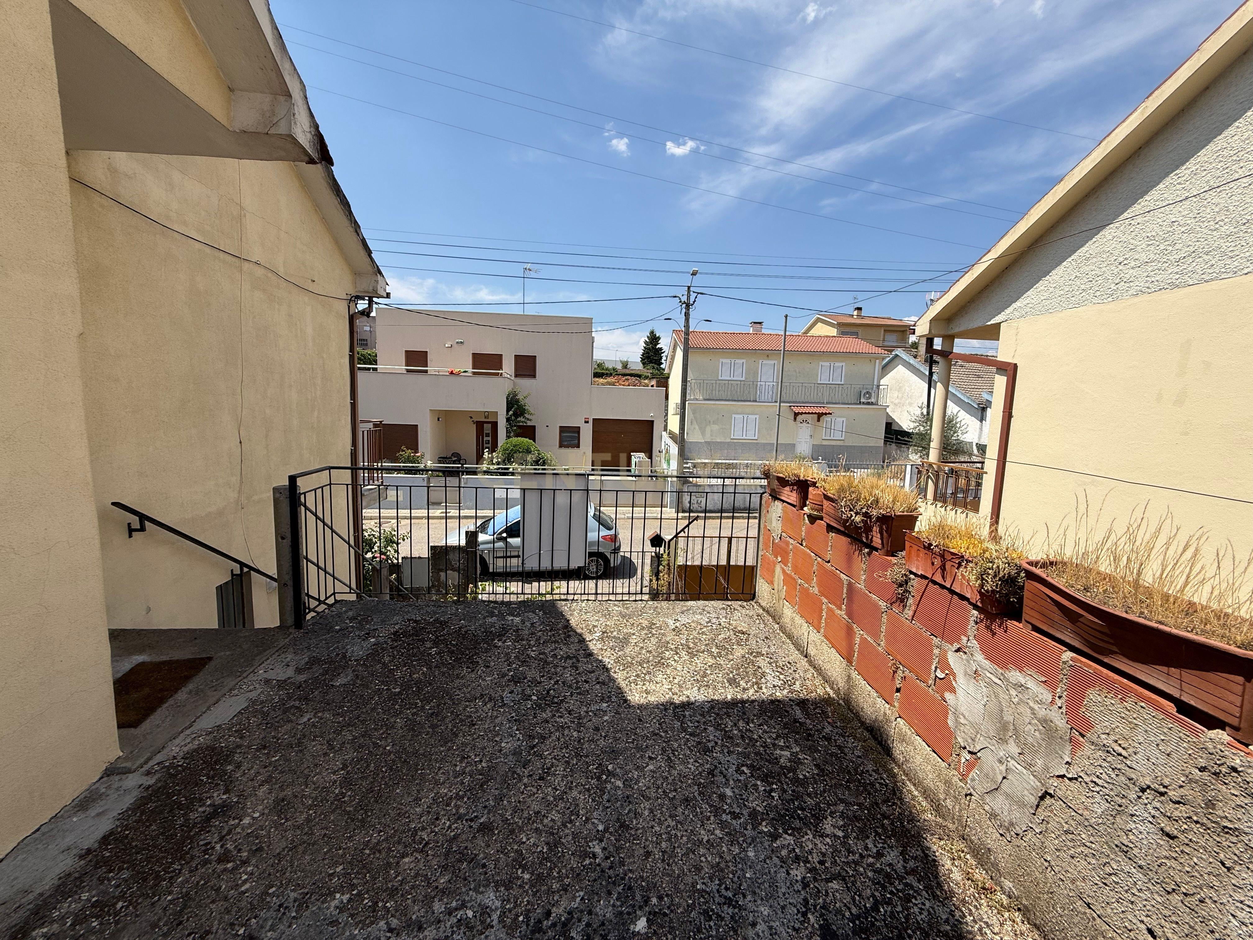 Fotografia 8 de Moradia BI-FAMILIAR perto do IPB e do Centro de Bragança, no Bairro das Cantarias. Tem TERRENO e GARAGEM!!!