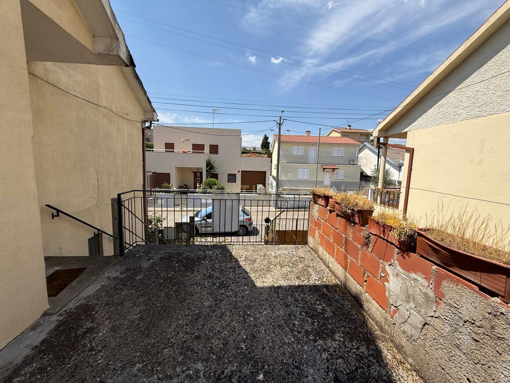 Moradia BI-FAMILIAR perto do IPB e do Centro de Bragança, no Bairro das Cantarias. Tem TERRENO e GARAGEM!!! - Image 8