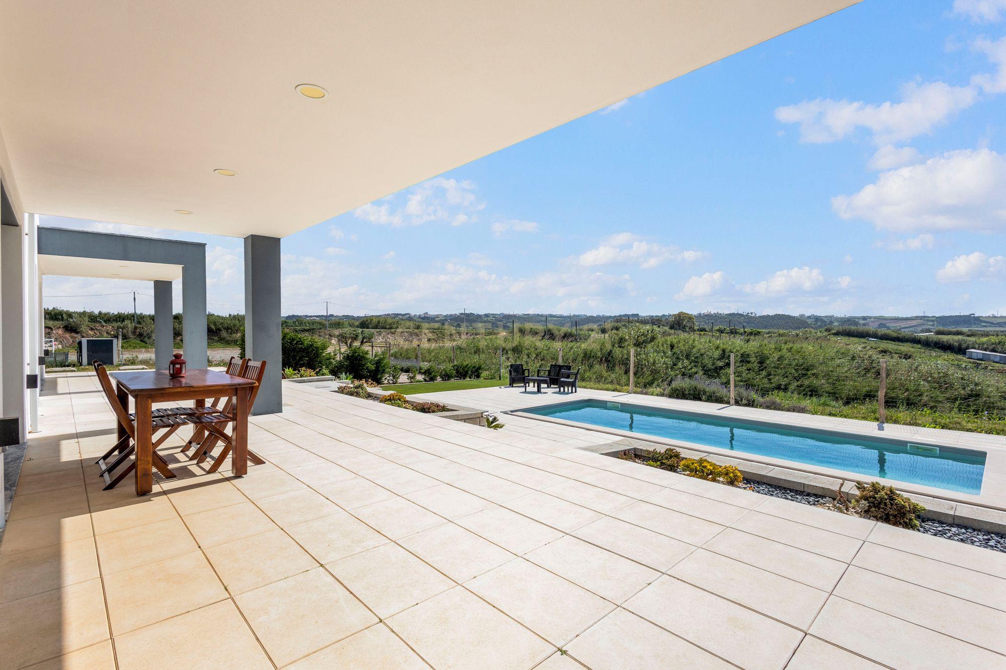 Fotografia 8 de Entre o Campo e o Mar: Moradia T3 Contemporânea com Piscina e 11.000 m² | Ribamar – Lourinhã