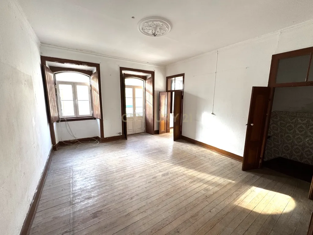 Apartamento com Projeto Aprovado e Vista para a Cidade em Portimão - Image 9