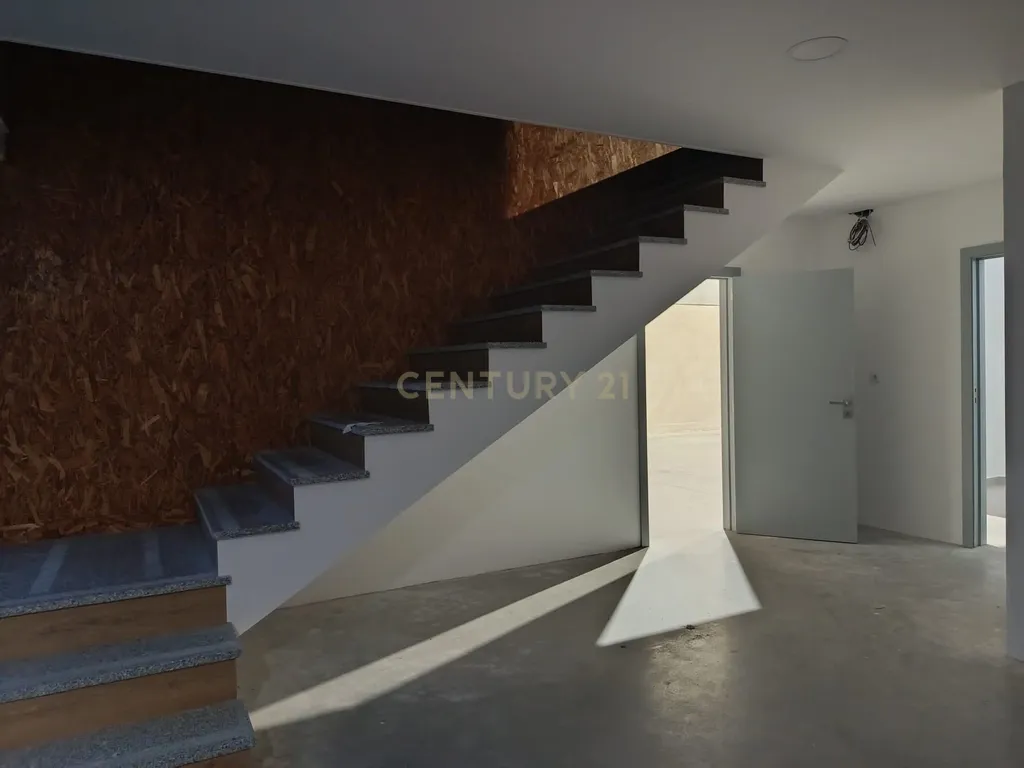 Pavilhão Comercial à Venda no Centro Empresarial de Paredes - Image 3