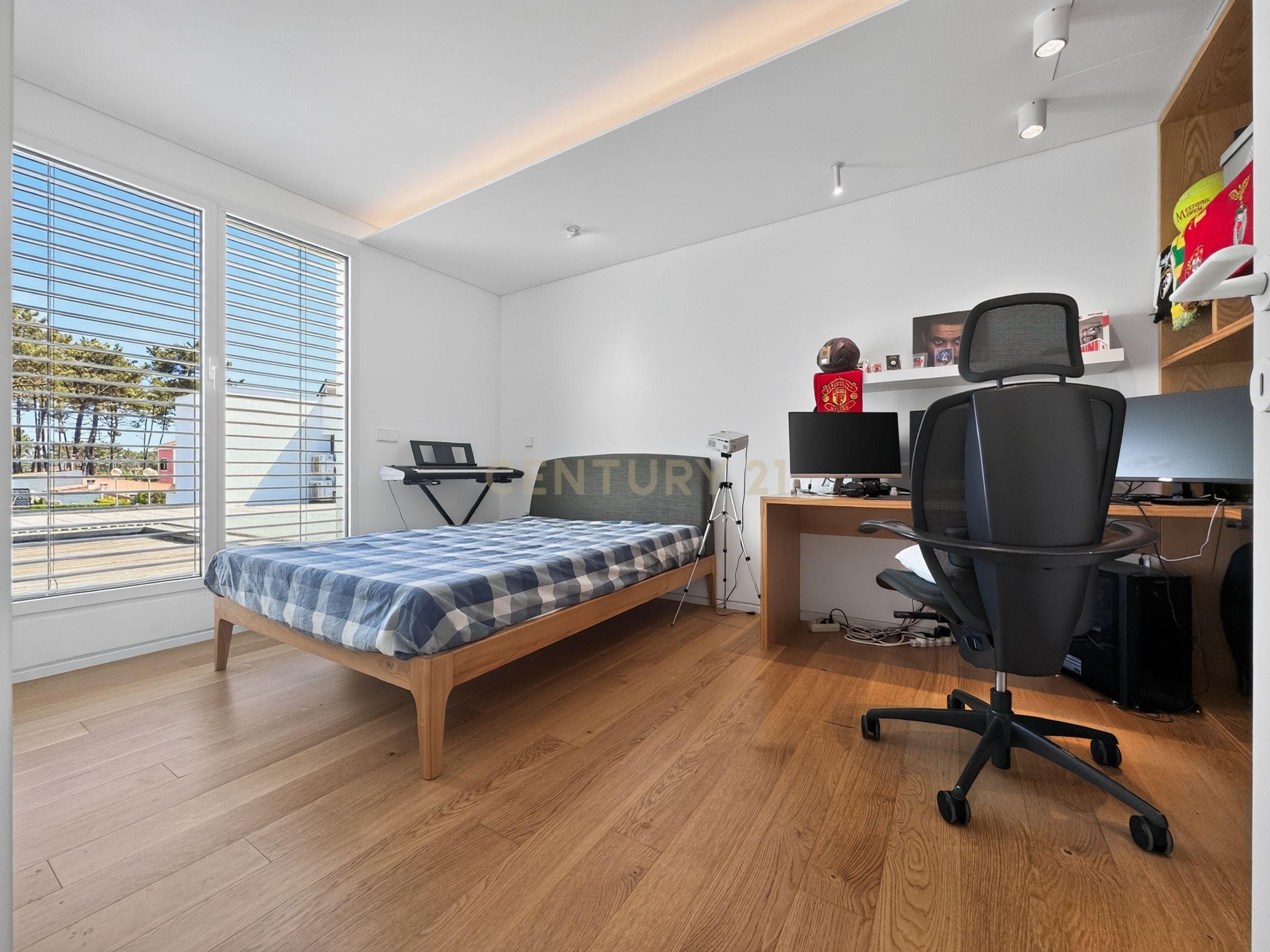 Fotografia 4 de Moradia T3 de Excelência na Aroeira  – Conforto, Elegância e Qualidade de Construção