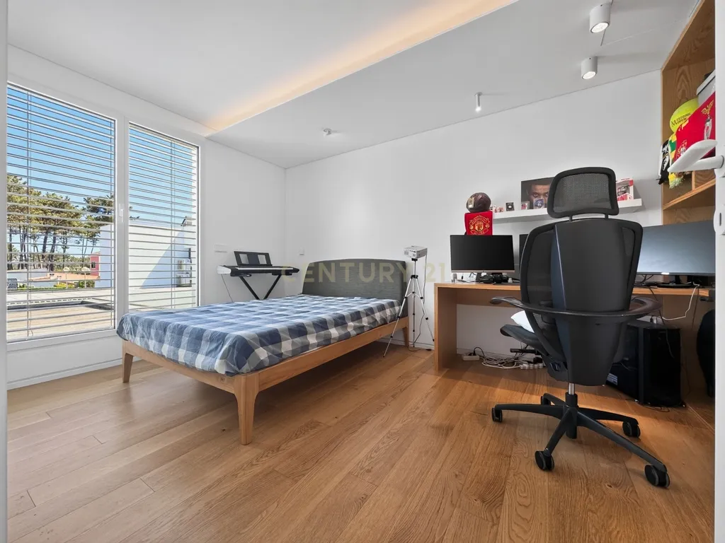 Moradia T3 de Excelência na Aroeira – Conforto, Elegância e Qualidade de Construção - Image 4