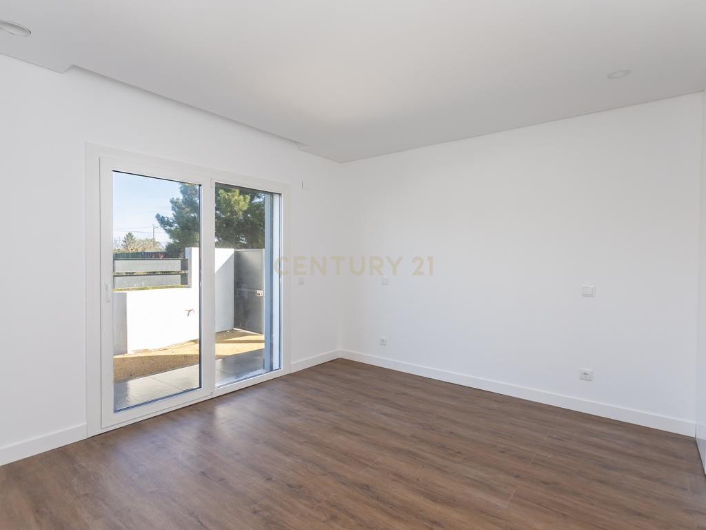 Moradia T3 Térrea Isolada com 3 suítes | Quinta do Anjo - Image 14