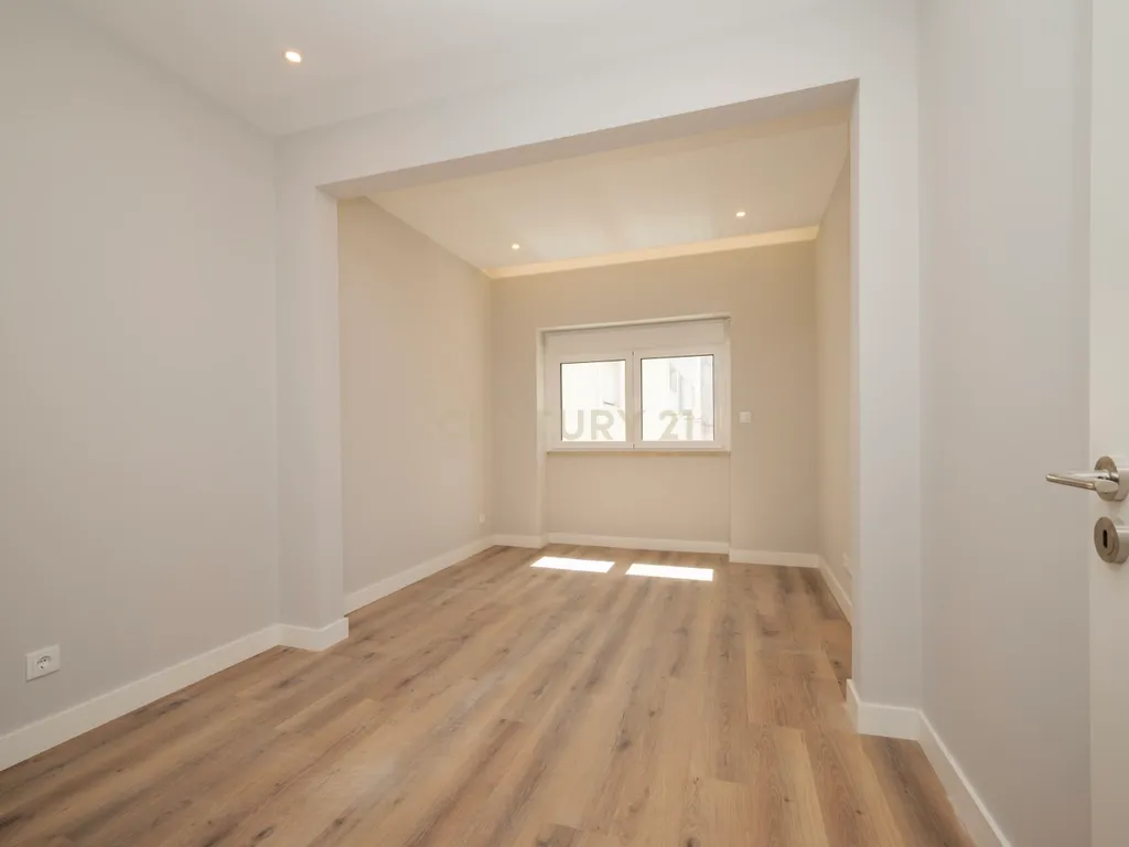 Apartamento T2 Totalmente Renovado em Queluz – Pronto a Habitar! - Image 1