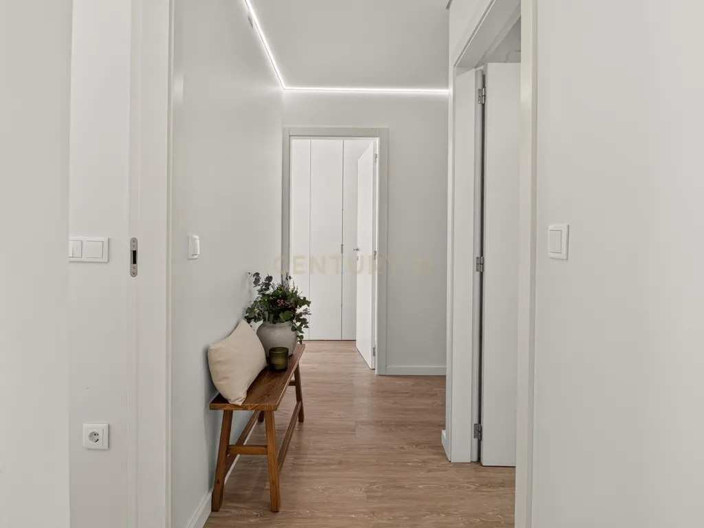 Apartamento Renovado com Vista Panorâmica em Braga - Image 20