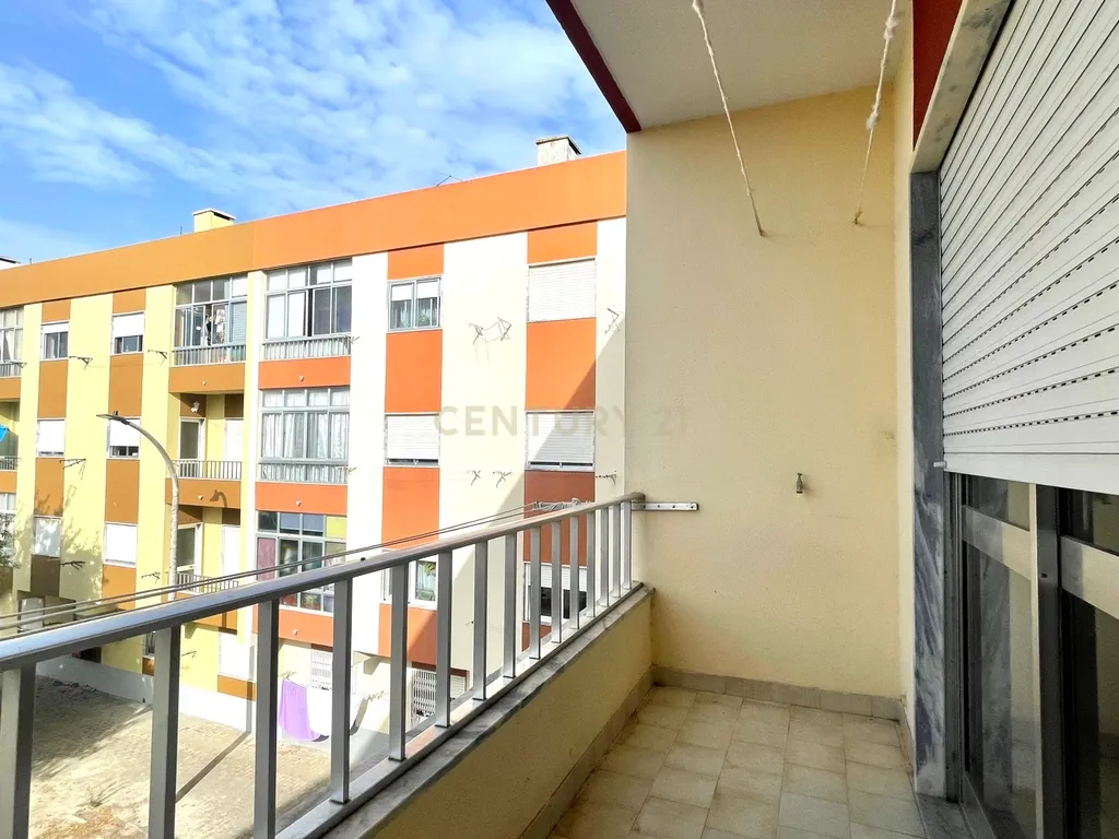 Apartamento T2 com Duas Varandas, no Centro do Pinhal Novo - Image 4