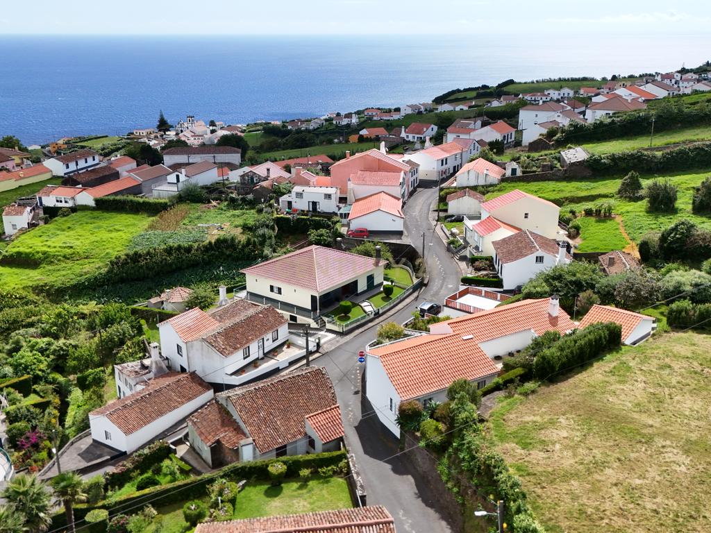 Moradia com vista mar no Nordeste – Rua do Cinzeiro, Pedreira - Image 14