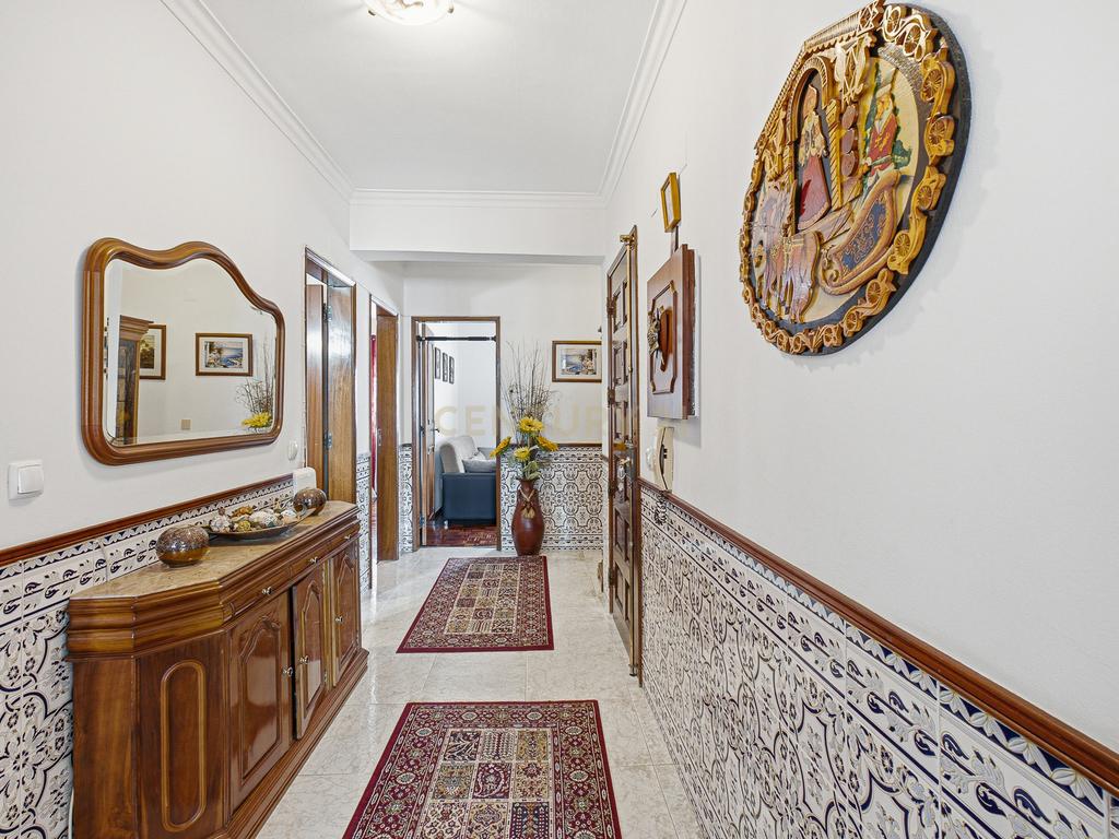 Apartamento T3 com Enorme Potencial de Remodelação na Moita - Image 5
