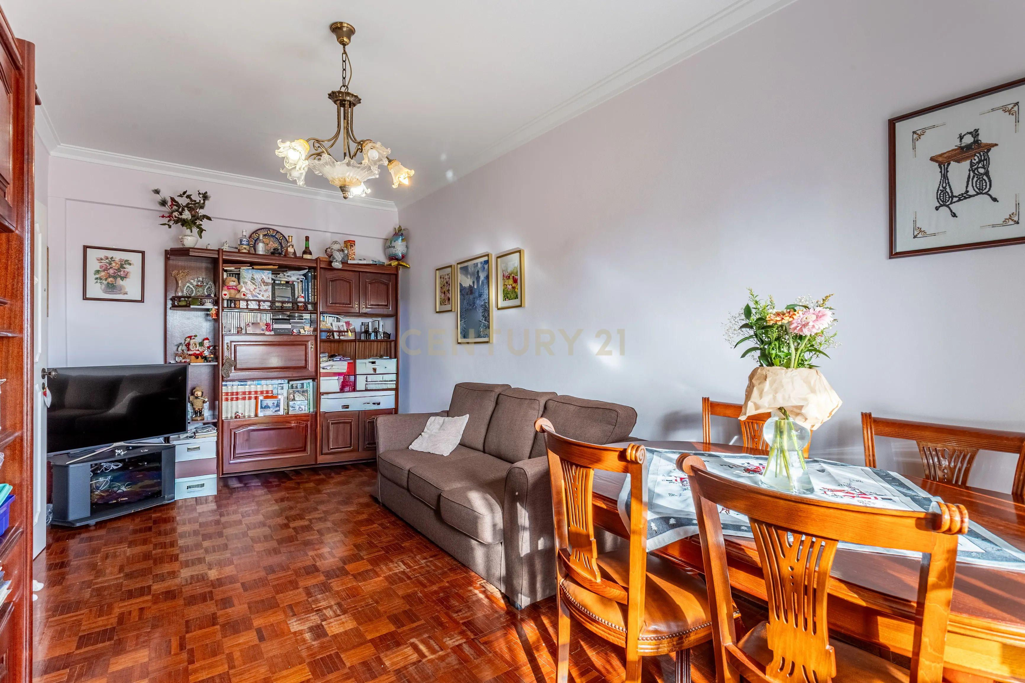 Fotografia 5 de Apartamento T3 com garagem Box em Algueirão Mem Martins