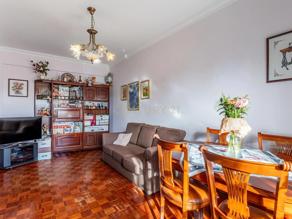 Apartamento T3 com garagem Box em Algueirão Mem Martins - Image 5