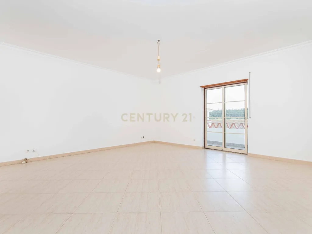 Espaçoso Apartamento T2 Póvoa da Galega com Terraço e Vista Desafogada - Image 7