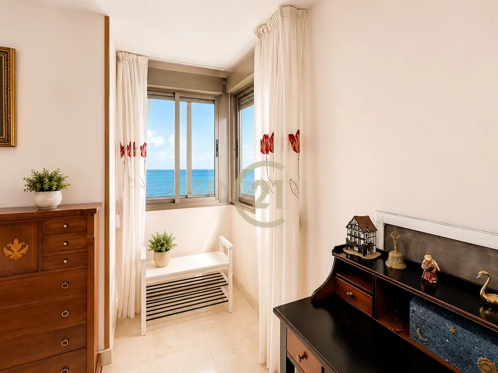 Apartamento em Primeira Linha de Praia com Vistas Frontais para o Mar – 3 Quartos, Garagem e Arrecadação - Image 14