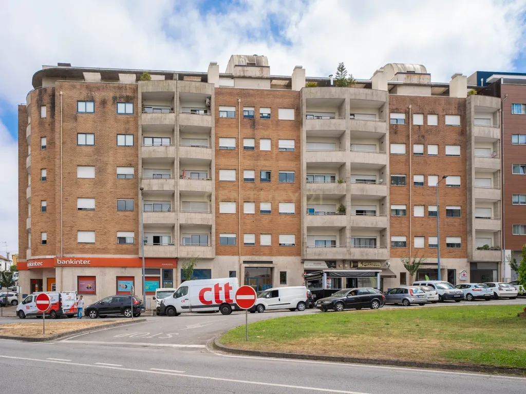 Penthouse Exclusiva T5 – Luxo, Conforto e Espaço em Pleno Coração da Cidade - Image 7