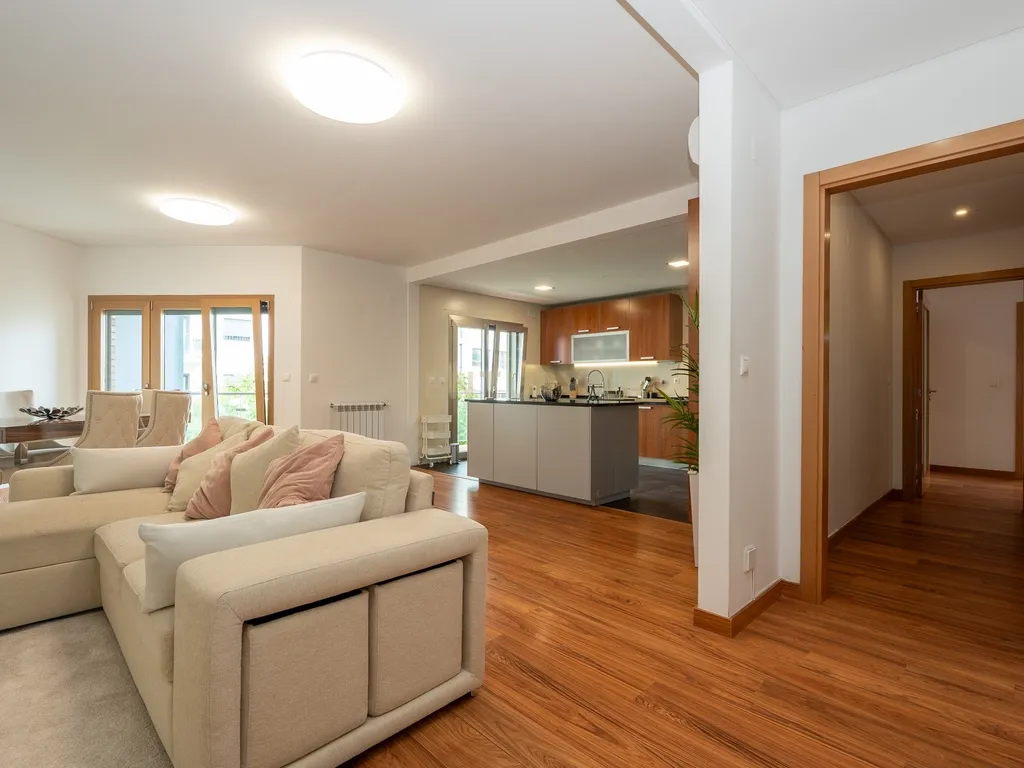 Apartamento de tipologia T3, com 2 varandas, 2 WC e box para 4 viaturas, situado no Jardim da Amoreira - Ramada em Odivelas. - Image 23