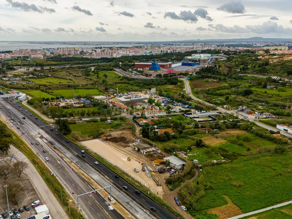 Cedência Espaço de terreno com uma área útil de 330 m² em Almada com Vista para a IC20 de Acesso Fácil - Image 10