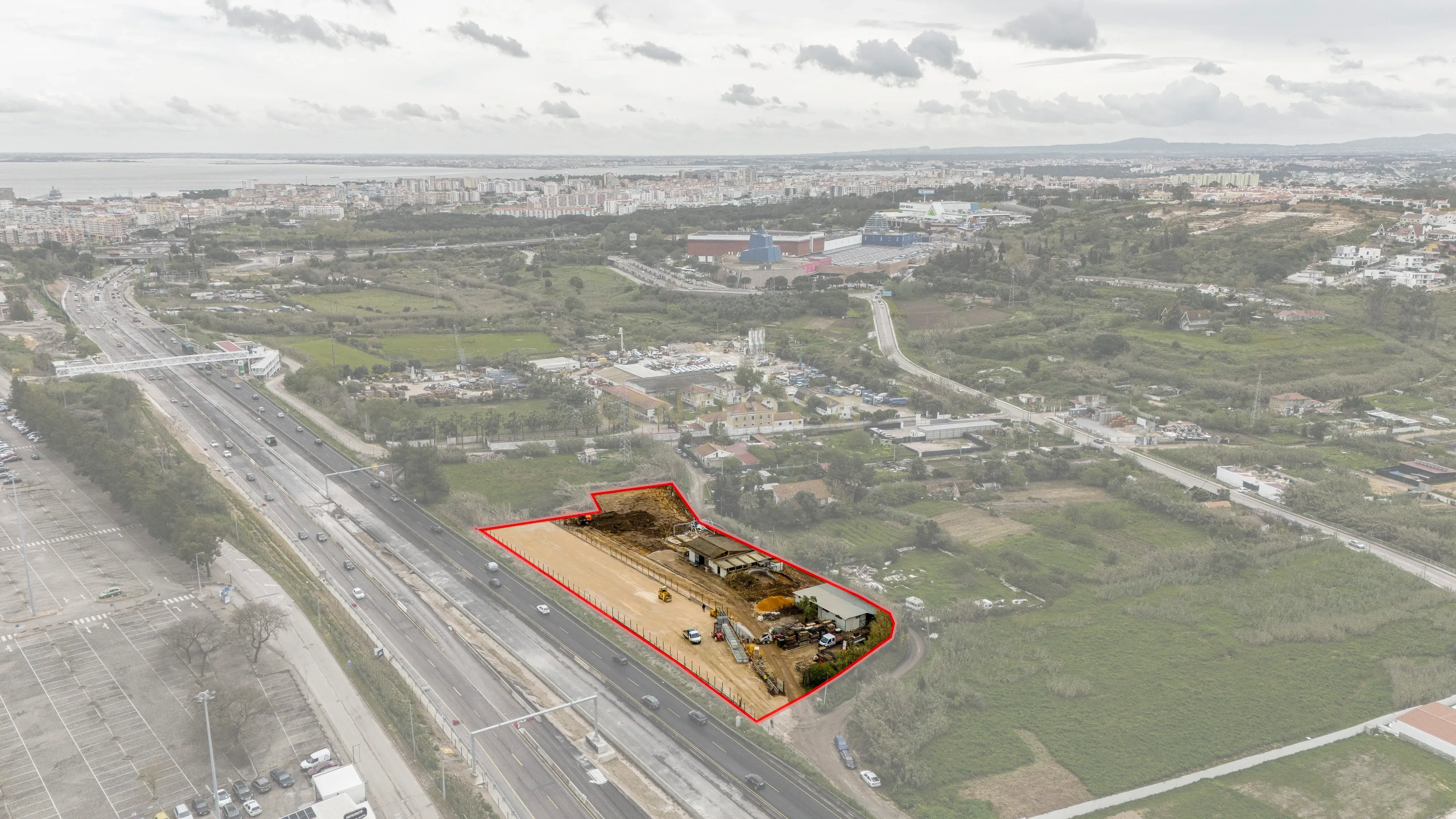 Cedência Espaço de terreno com uma área útil de 700 m² em Almada com visibilidade para a IC20. - Image 2