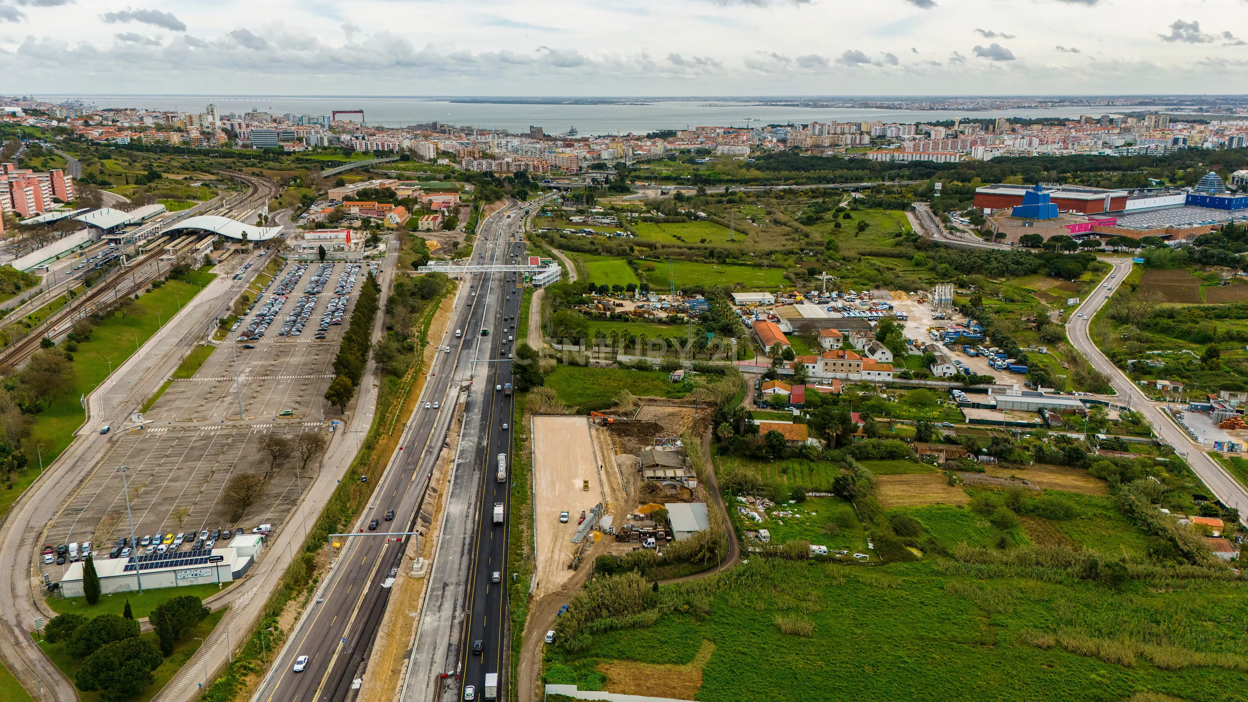Cedência Espaço de terreno com uma área útil de 700 m² em Almada com visibilidade para a IC20. - Image 7