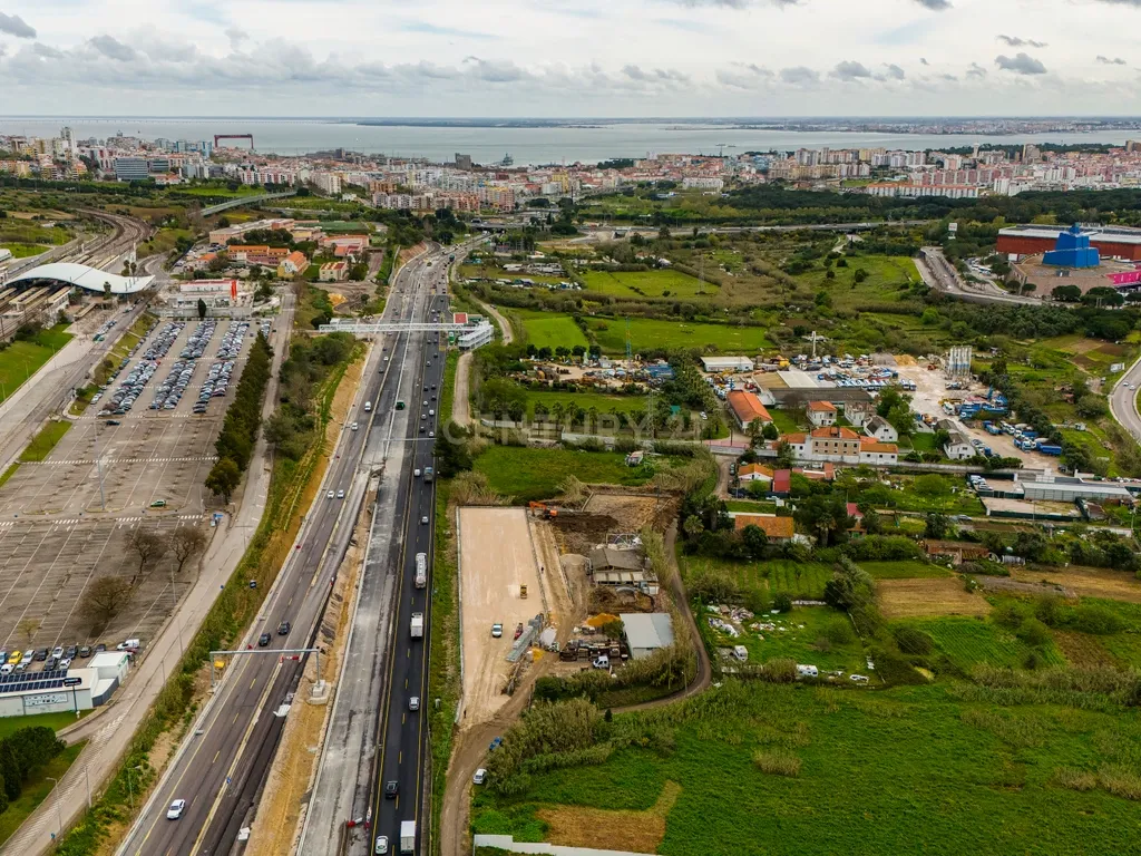 Cedência Espaço de terreno com uma área útil de 330 m² em Almada com Vista para a IC20 de Acesso Fácil - Image 9