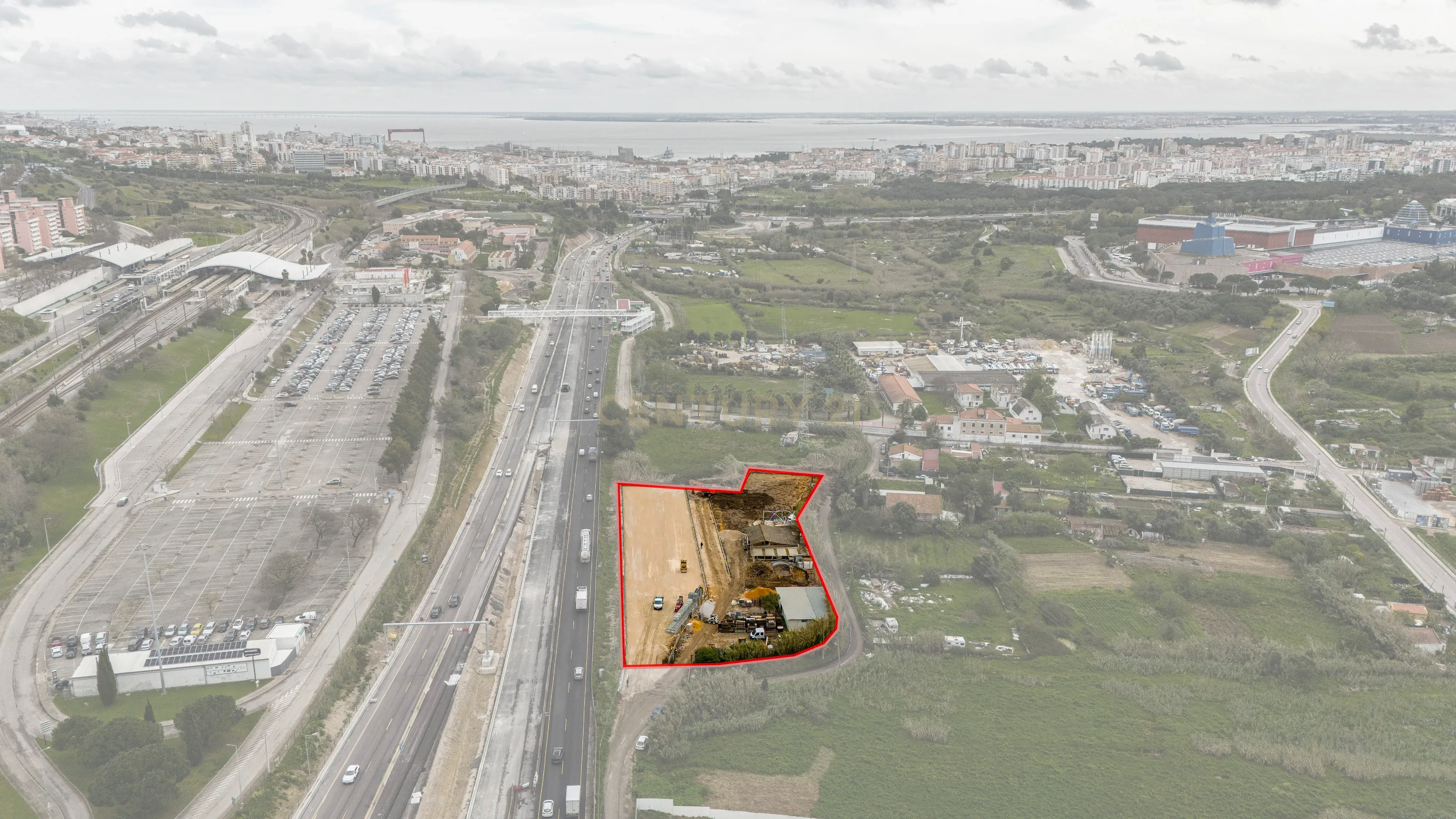 Cedência Espaço de terreno com uma área útil de 700 m² em Almada com visibilidade para a IC20. - Image 3