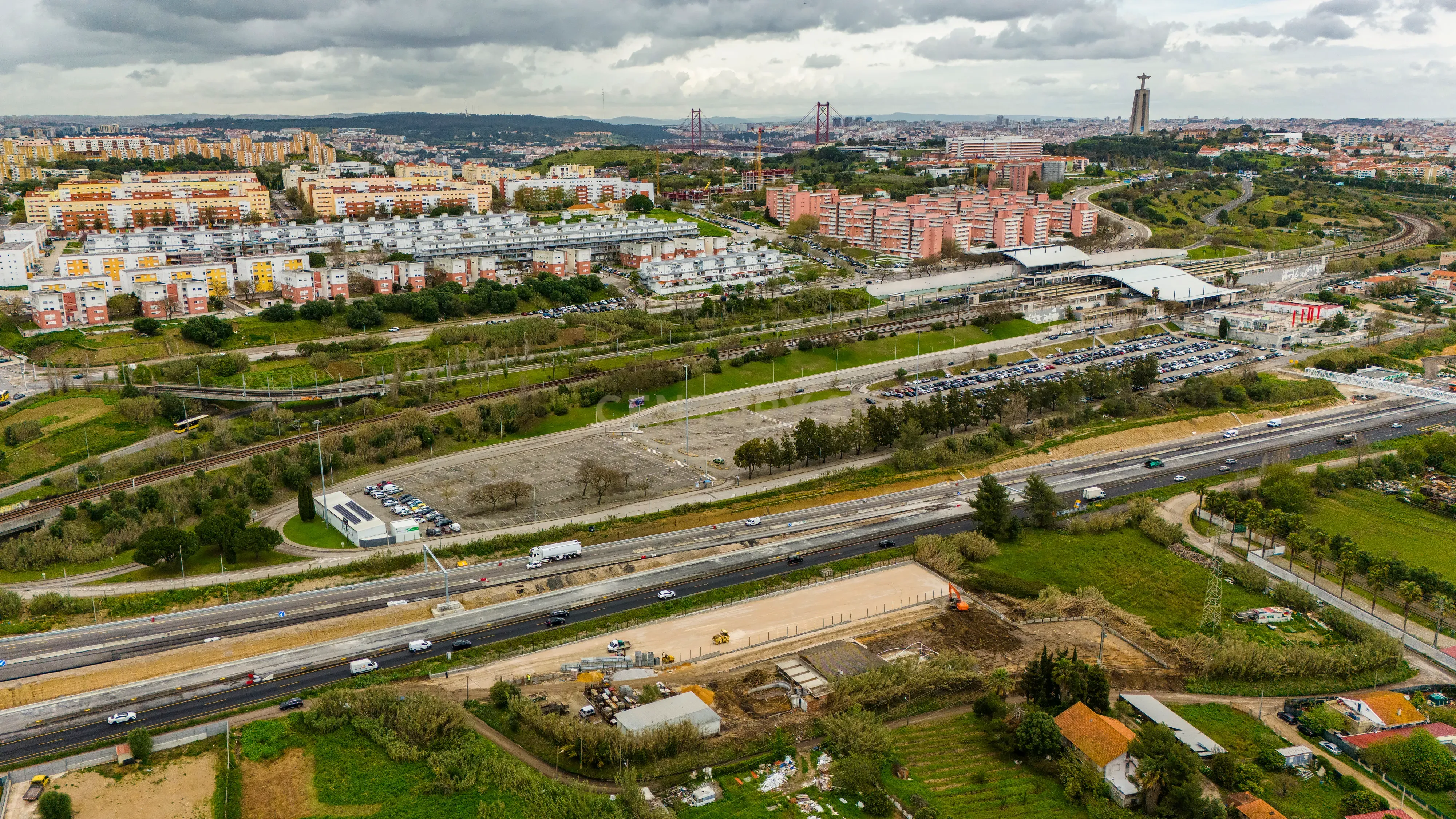 Cedência Espaço de terreno com uma área útil de 700 m² em Almada com visibilidade para a IC20. - Image 9