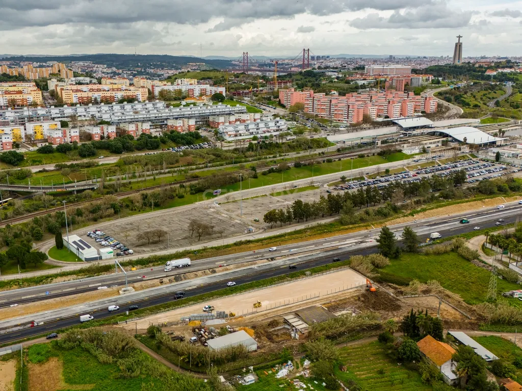 Cedência Espaço de terreno com uma área útil de 330 m² em Almada com Vista para a IC20 de Acesso Fácil - Image 8