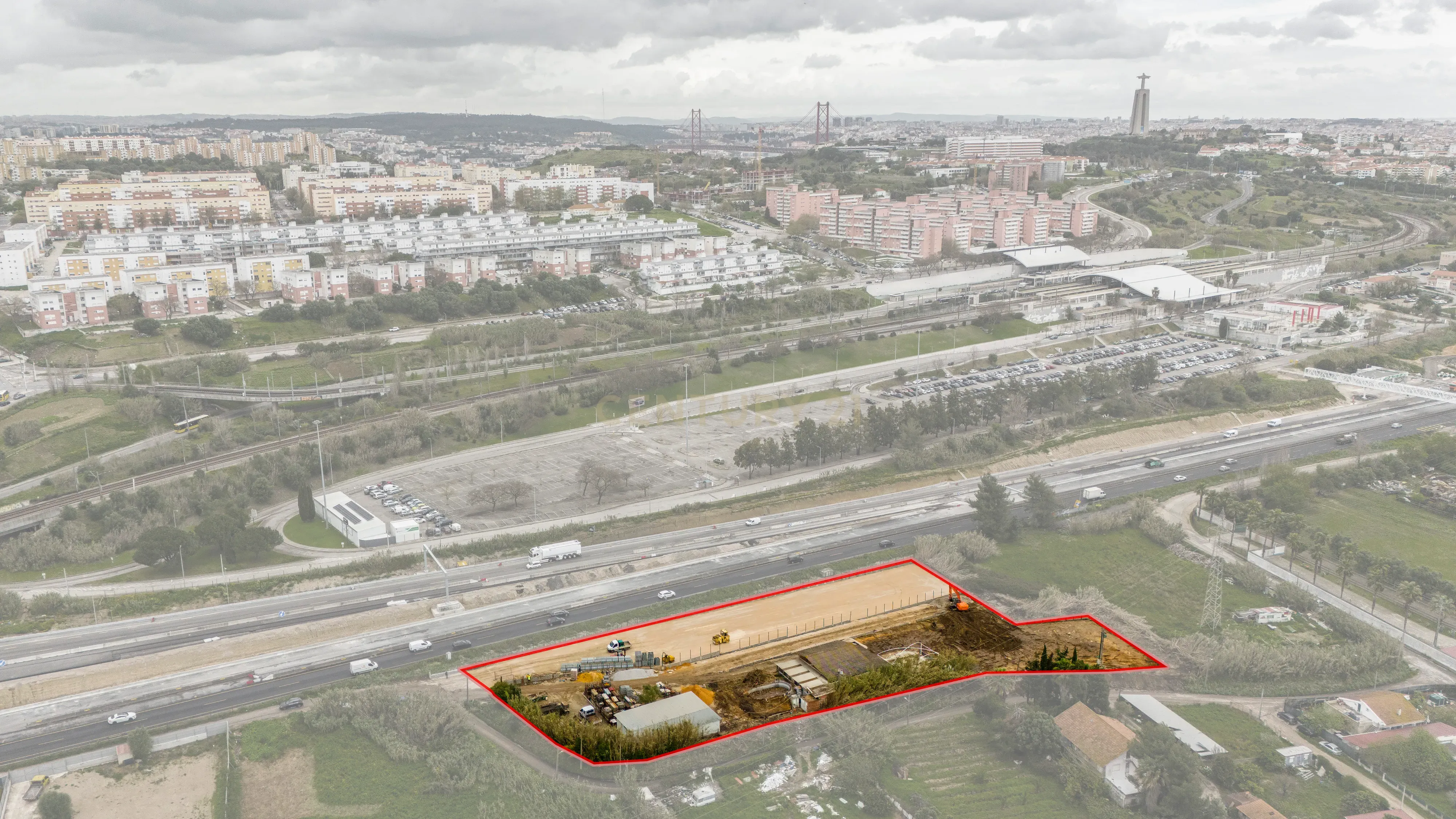 Cedência Espaço de terreno com uma área útil de 700 m² em Almada com visibilidade para a IC20. - Image 4