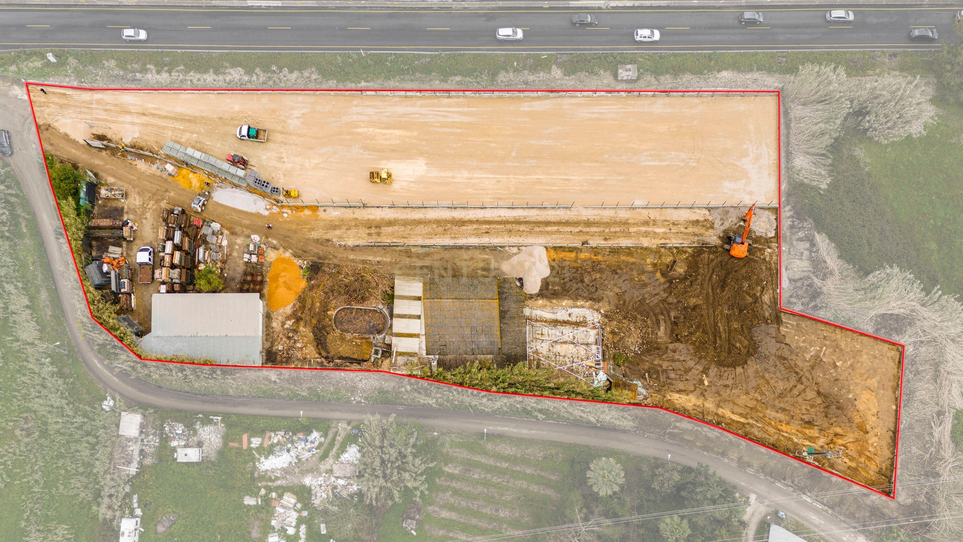 Cedência Espaço de terreno com uma área útil de 700 m² em Almada com visibilidade para a IC20. - Image 5