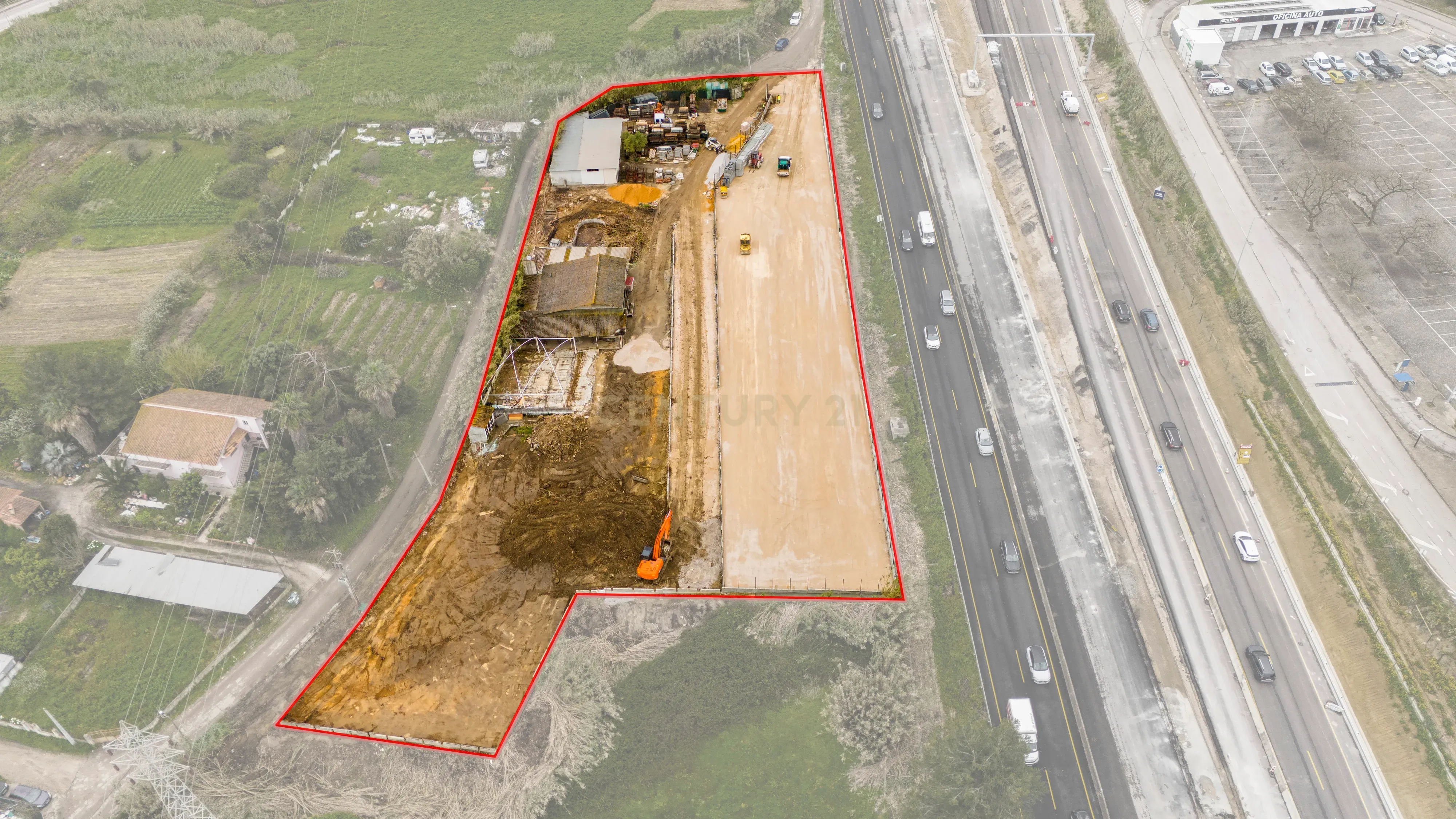 Cedência Espaço de terreno com uma área útil de 700 m² em Almada com visibilidade para a IC20. - Image 1
