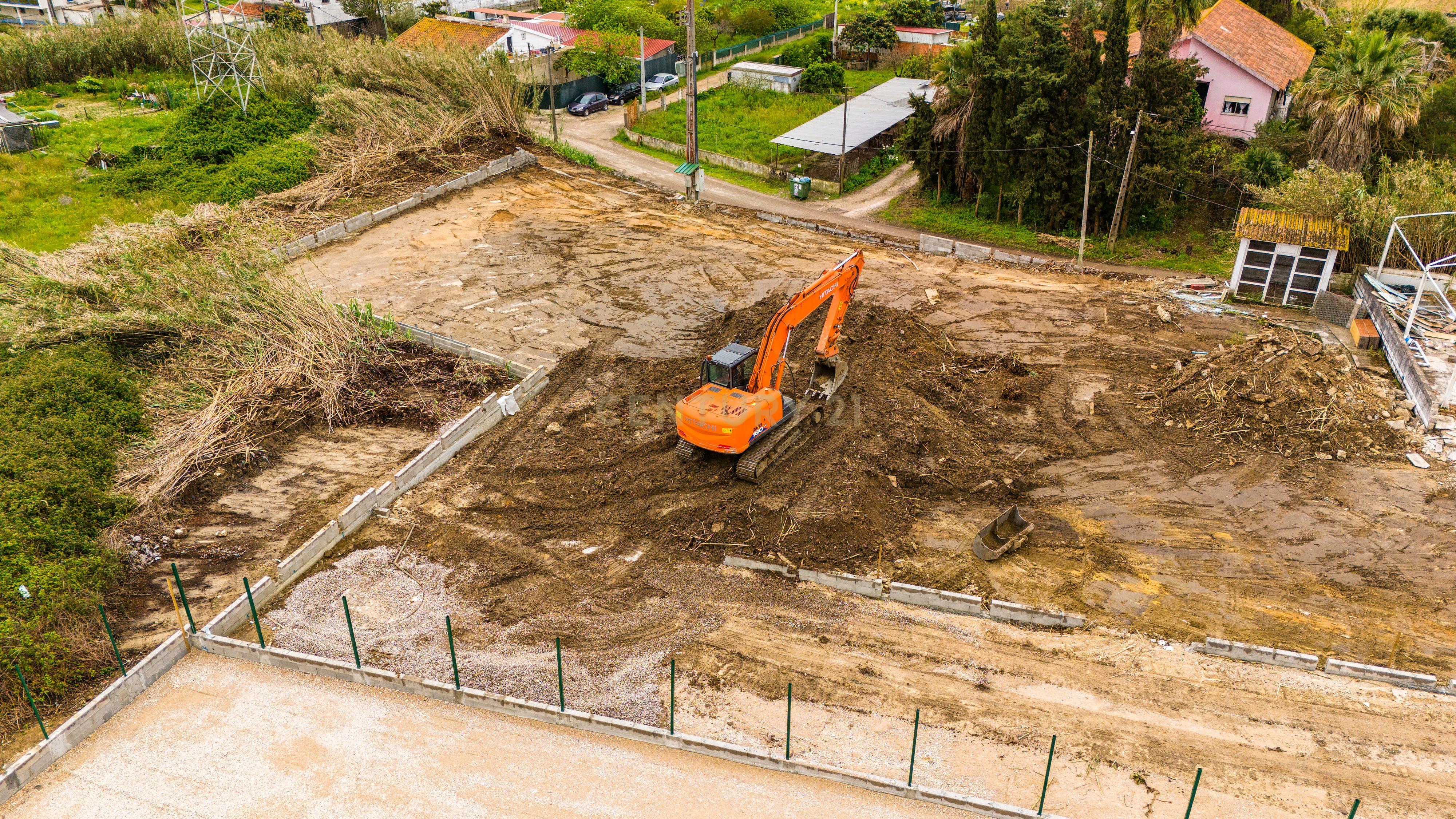 Cedência Espaço de terreno com uma área útil de 700 m² em Almada com visibilidade para a IC20. - Image 10
