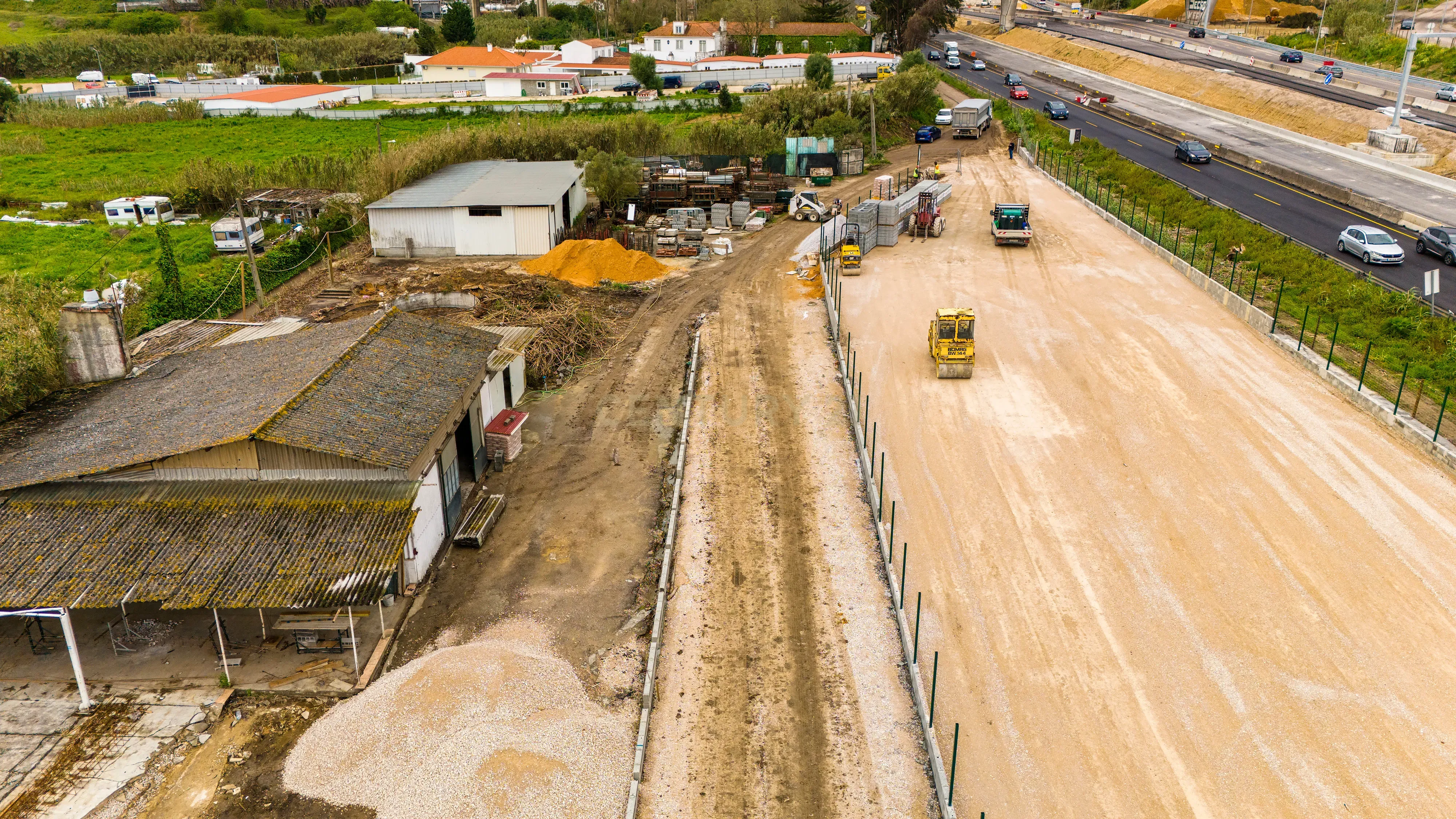 Cedência Espaço de terreno com uma área útil de 700 m² em Almada com visibilidade para a IC20. - Image 11