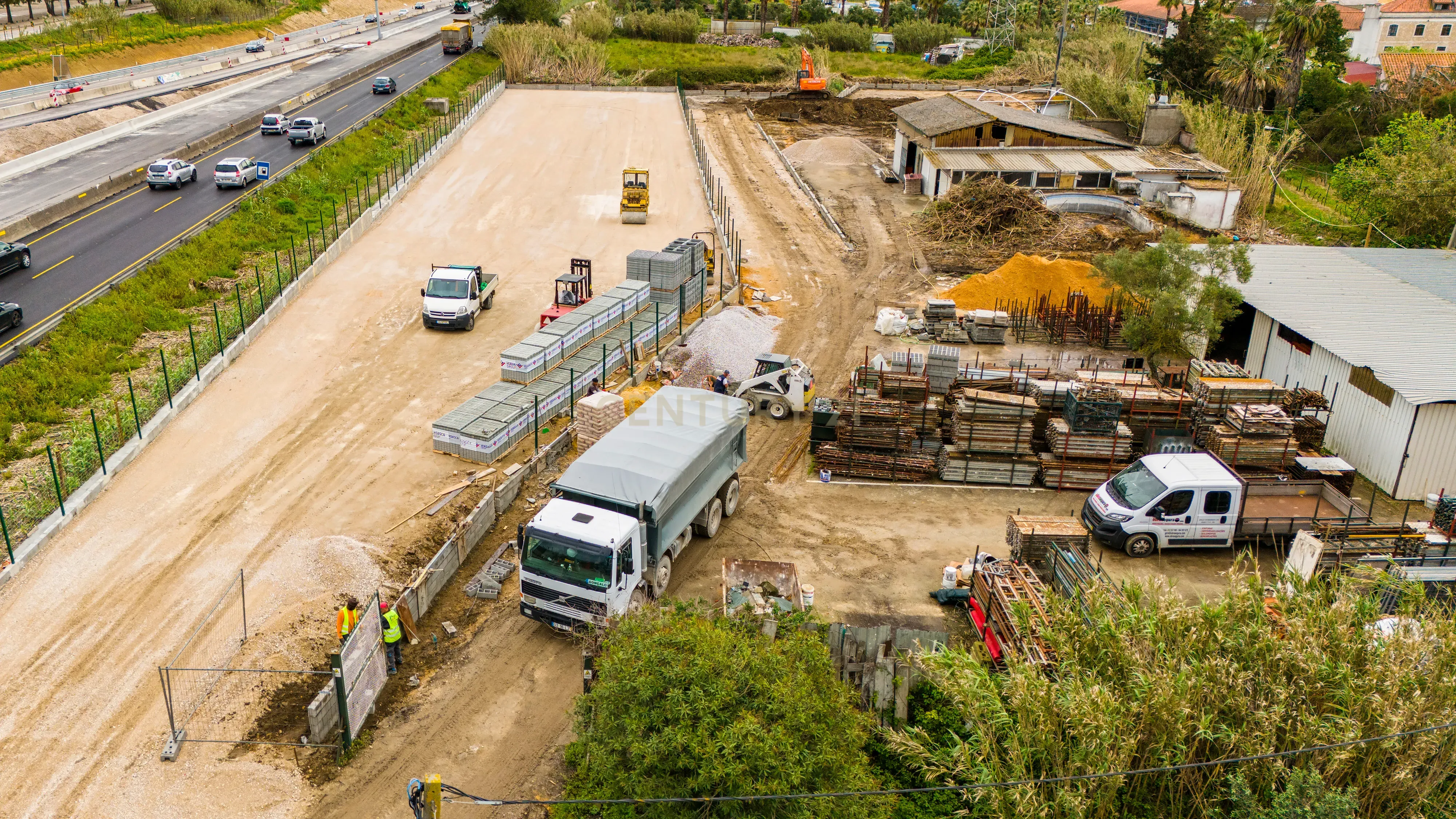 Cedência Espaço de terreno com uma área útil de 700 m² em Almada com visibilidade para a IC20. - Image 6