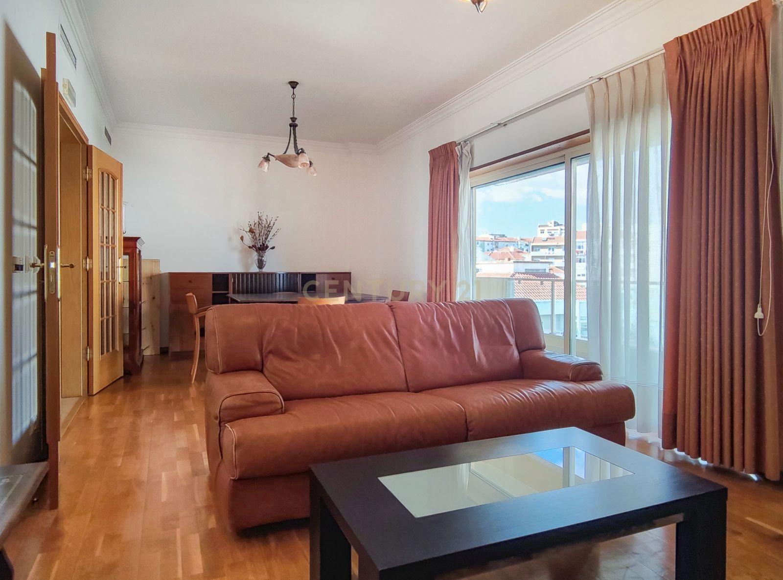 Fotografia 5 de Amplo apartamento de 3 quartos com varandas panorâmicas em Almada, em prédio recente.
