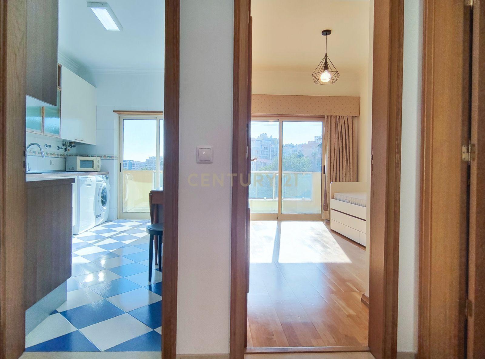 Fotografia 10 de Amplo apartamento de 3 quartos com varandas panorâmicas em Almada, em prédio recente.