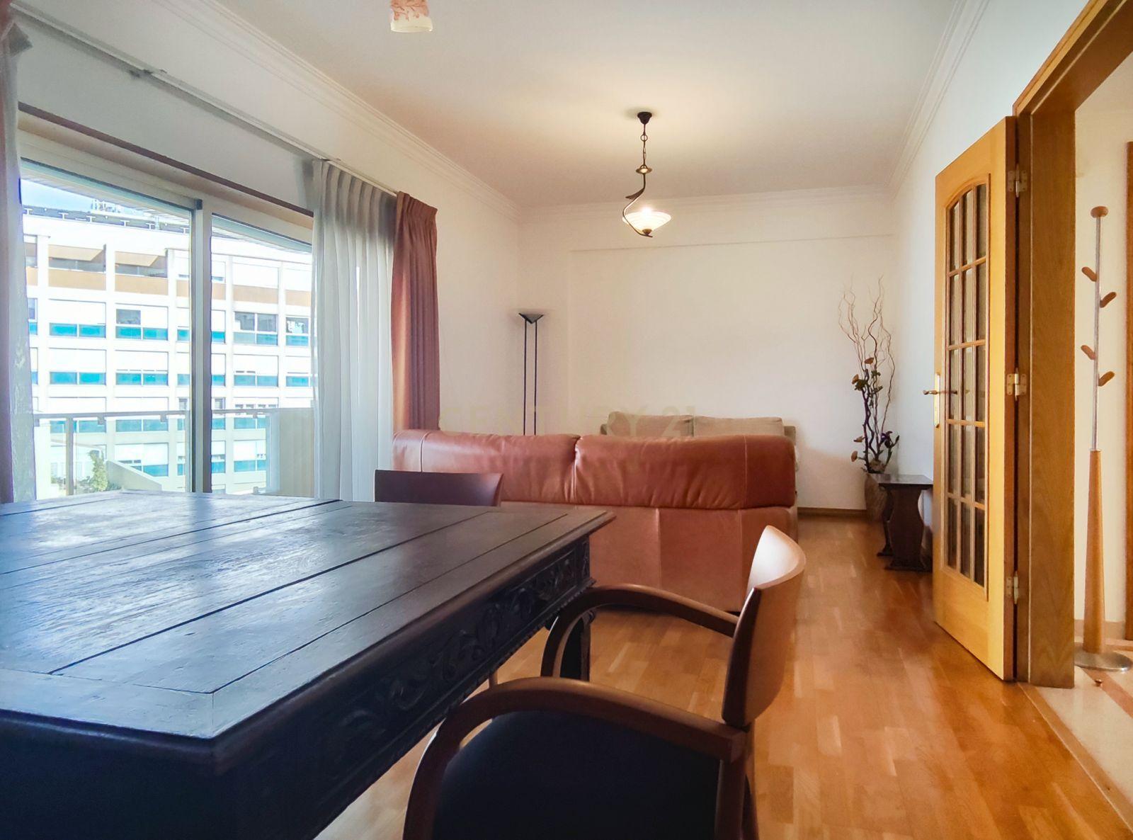 Fotografia 6 de Amplo apartamento de 3 quartos com varandas panorâmicas em Almada, em prédio recente.