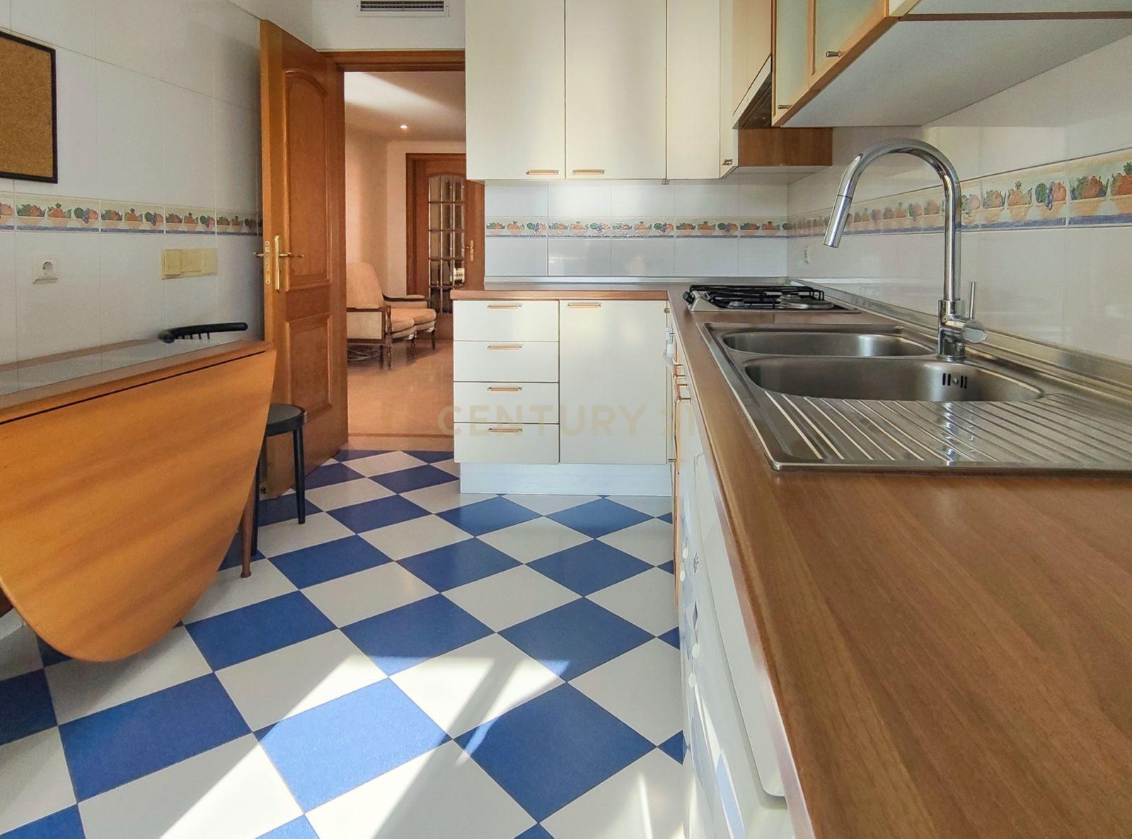 Fotografia 3 de Amplo apartamento de 3 quartos com varandas panorâmicas em Almada, em prédio recente.
