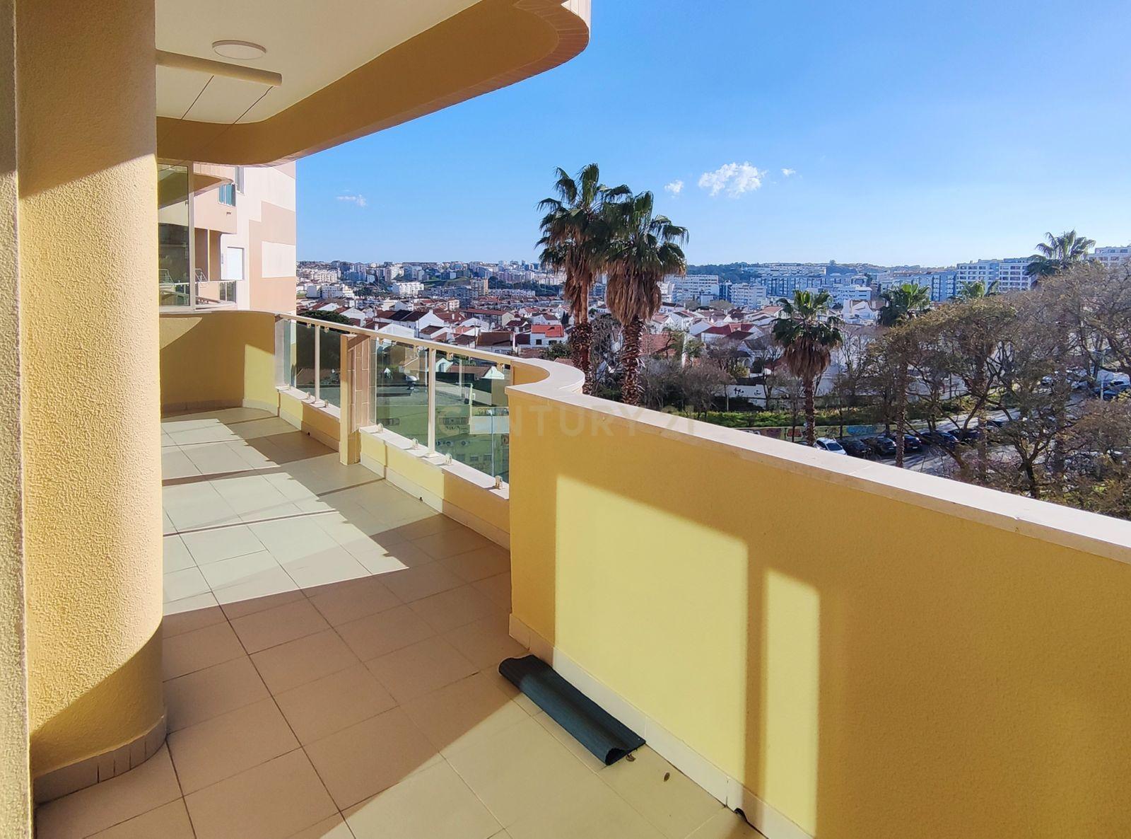 Fotografia 4 de Amplo apartamento de 3 quartos com varandas panorâmicas em Almada, em prédio recente.