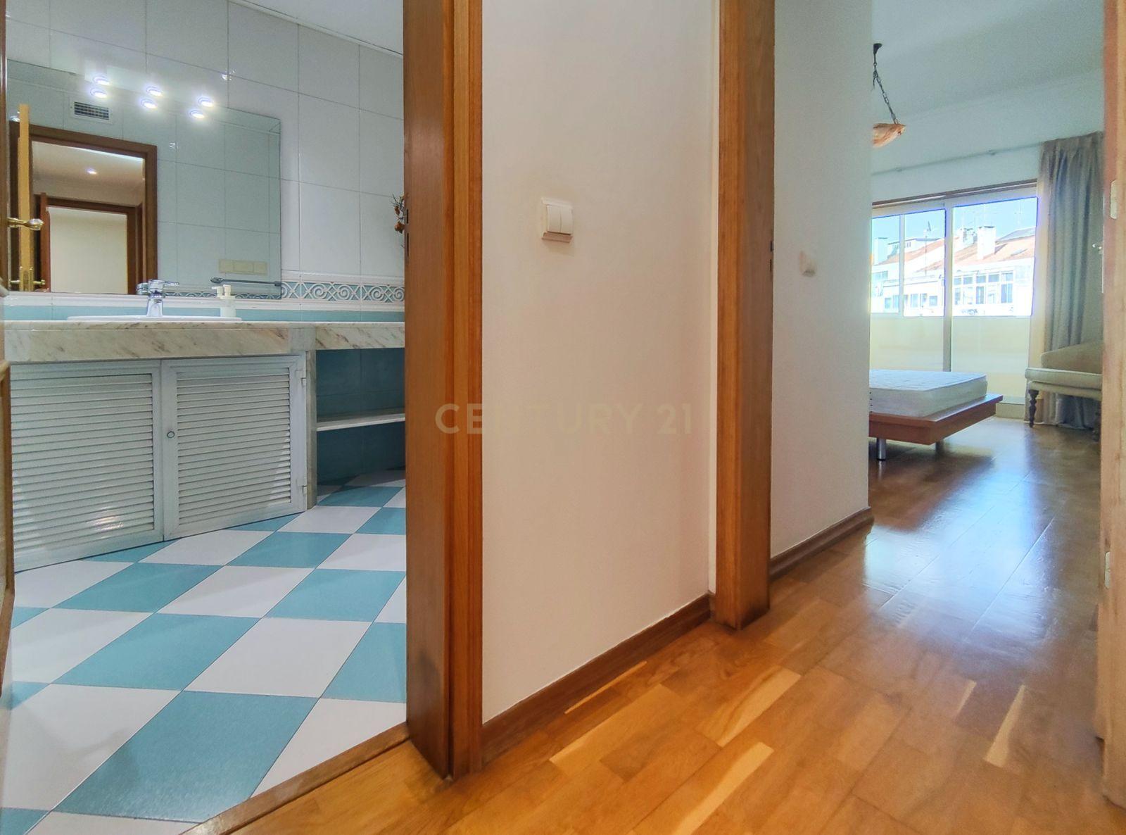 Fotografia 12 de Amplo apartamento de 3 quartos com varandas panorâmicas em Almada, em prédio recente.