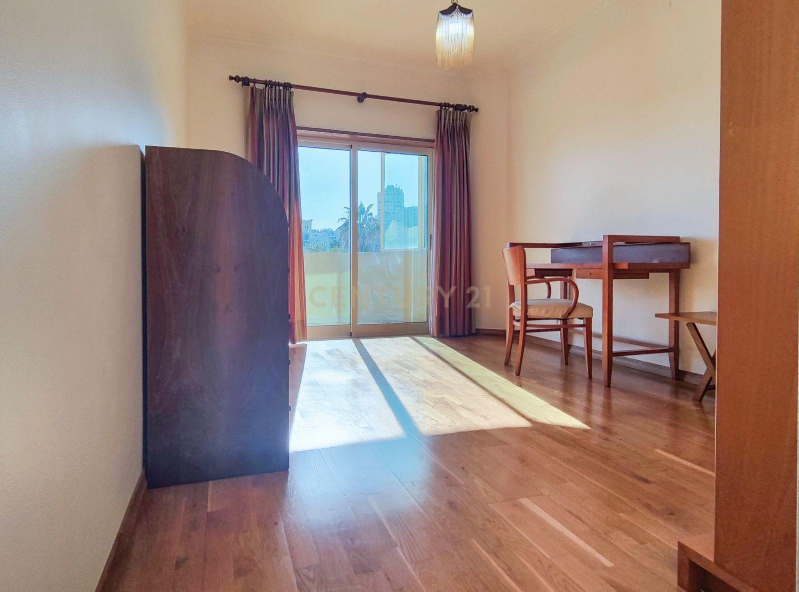 Fotografia 8 de Amplo apartamento de 3 quartos com varandas panorâmicas em Almada, em prédio recente.