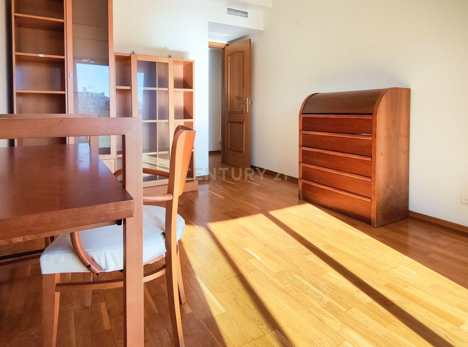 Fotografia 7 de Amplo apartamento de 3 quartos com varandas panorâmicas em Almada, em prédio recente.