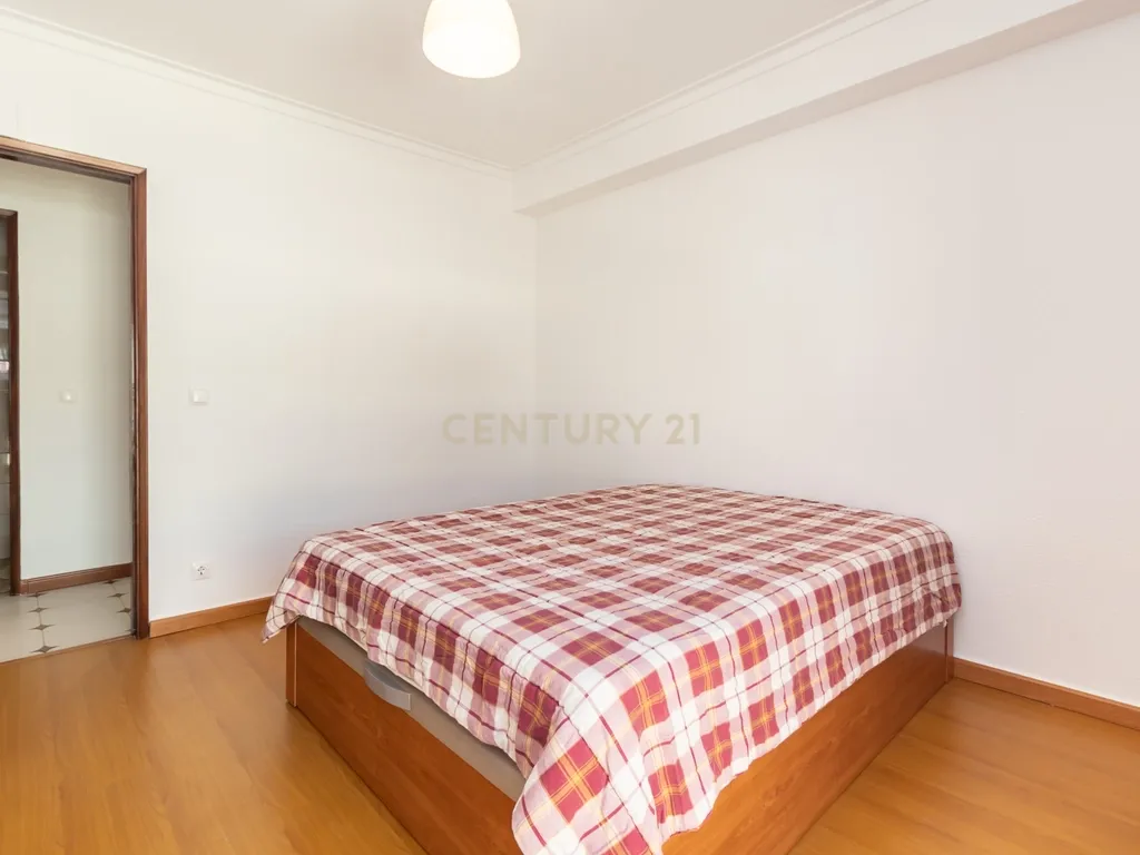 Apartamento T2 de 98m2 com Excelentes Áreas e 2 WC no Centro da Costa da Caparica - Image 27
