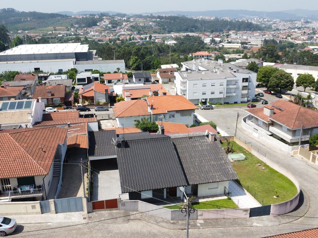 Moradia T4+1, 3 frentes, terraço, garagem - Trofa, Porto - Image 2
