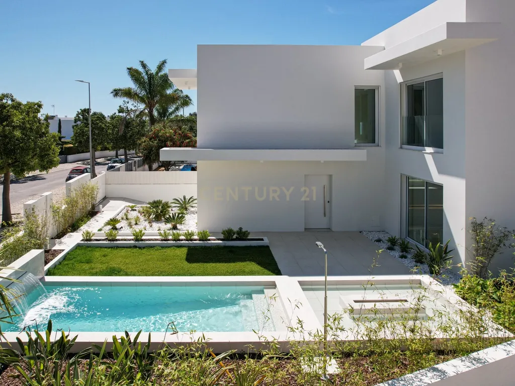 Exclusividade e Sofisticação. A Sua Nova Casa de Luxo no Algarve – Moradia Isolada com 3 Suites! - Image 3