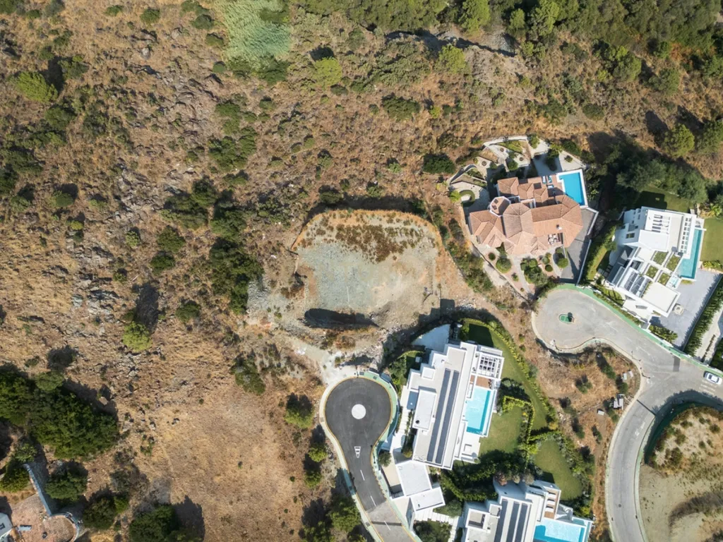 Terreno excepcional com 1.812 m² na prestigiada zona de Lomas de La Quinta, Benahavís - Image 9