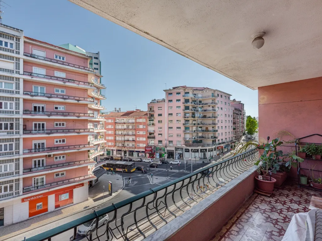 Fantástico Apartamento na Av. João XXI, com uma localização estratégica. - Image 8