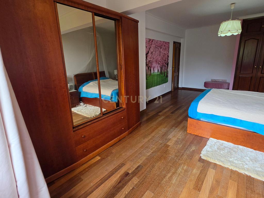 Apartamento Duplex T5 no centro de Palmela - Image 14