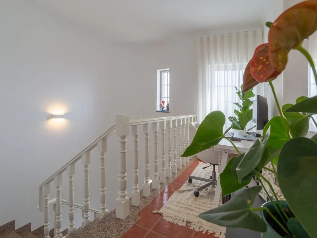 Moradia T4, luminosa, com garagem, jardim e logradouro. - Image 22