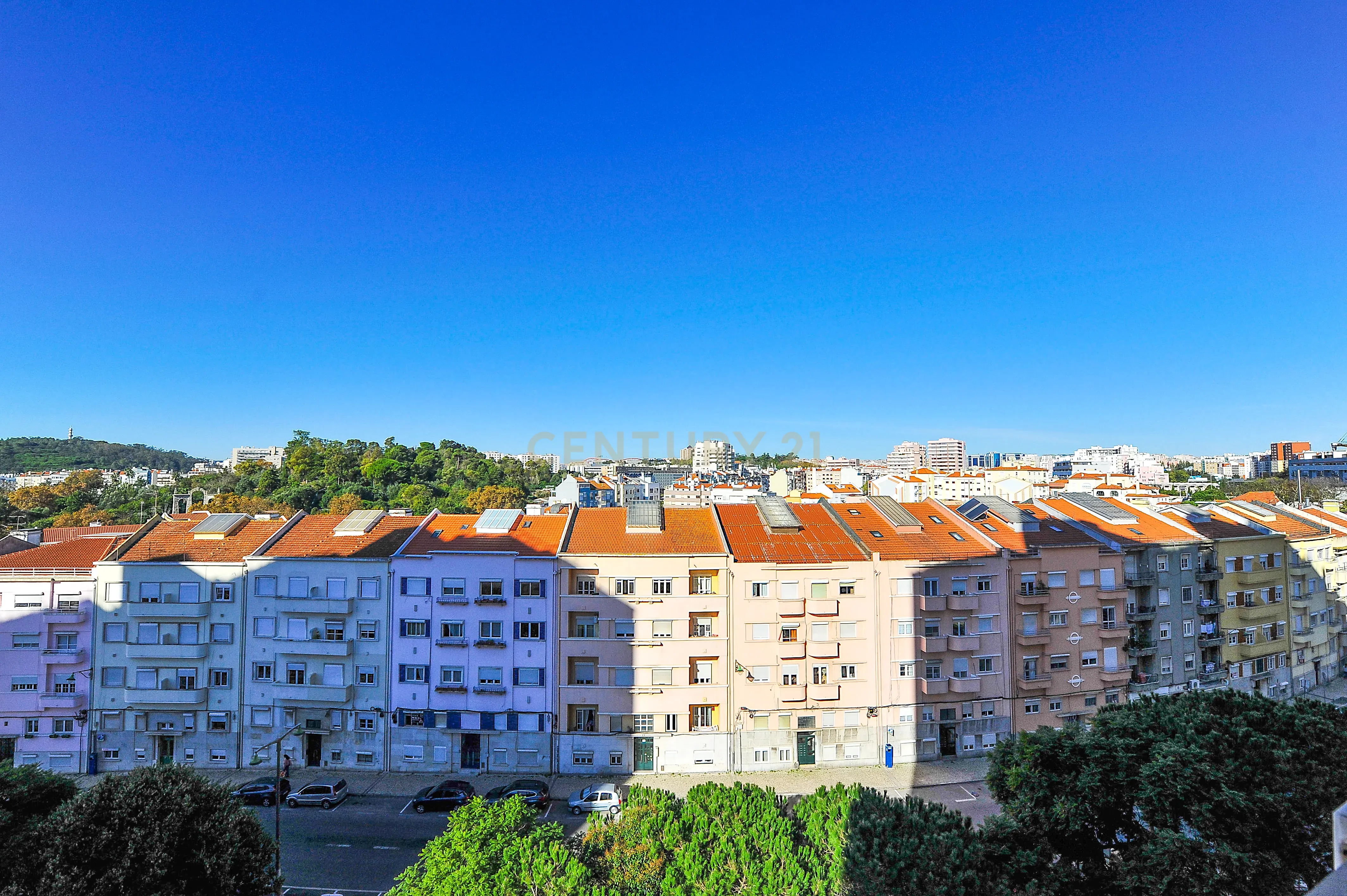 Espaçoso apartamento T4 em Condomínio Fechado, segurança 24h, na zona das Laranjeiras, na Calçada Palma de Baixo, perto das universidades - Image 17