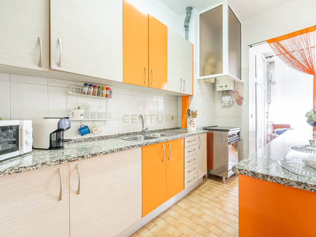 T4 em Arroios para remodelação com vista sobre Lisboa - Lisboa - Image 7