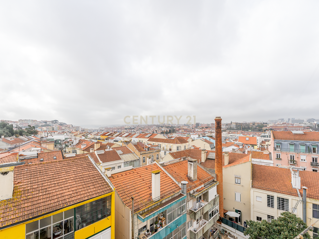 T4 em Arroios para remodelação com vista sobre Lisboa - Lisboa - Image 11